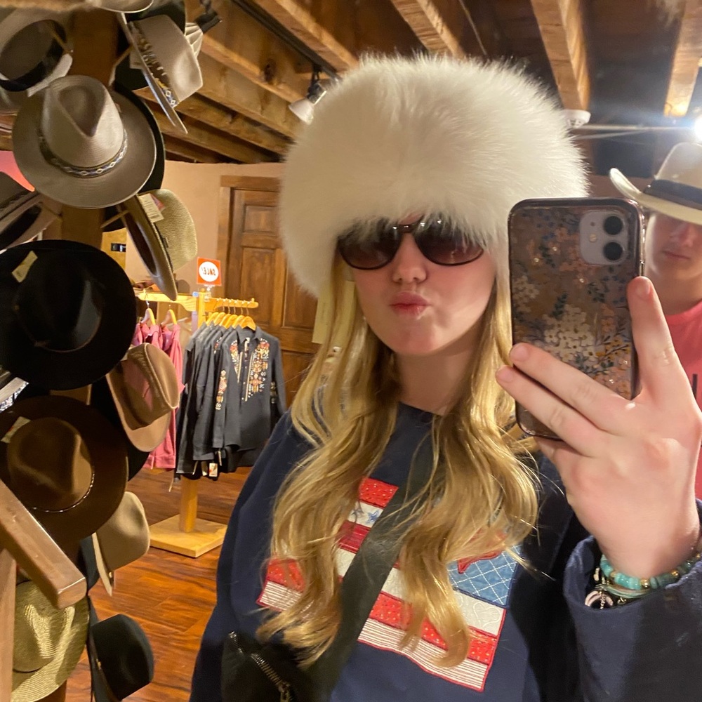 Meet your Posher, Caris